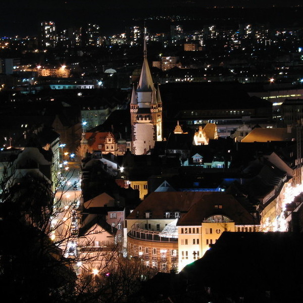 Blick zum Martinstor in Freiburg - bei Nacht