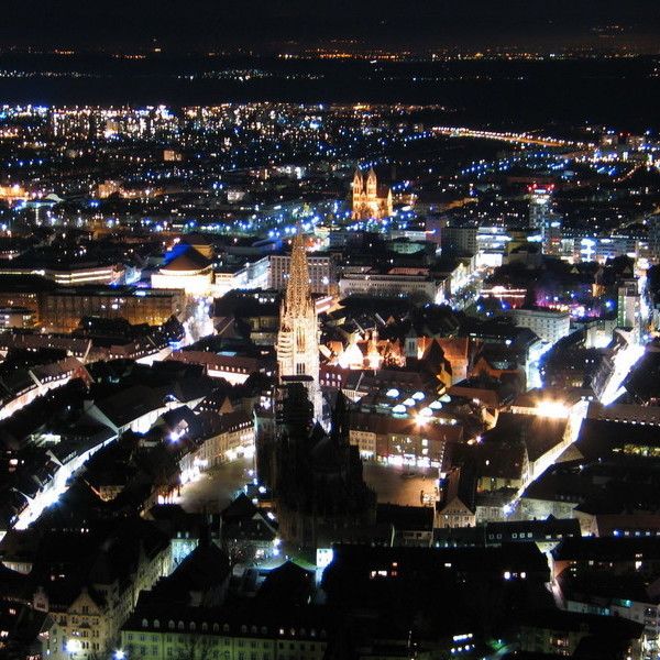 Freiburg bei Nacht - Blick von oben