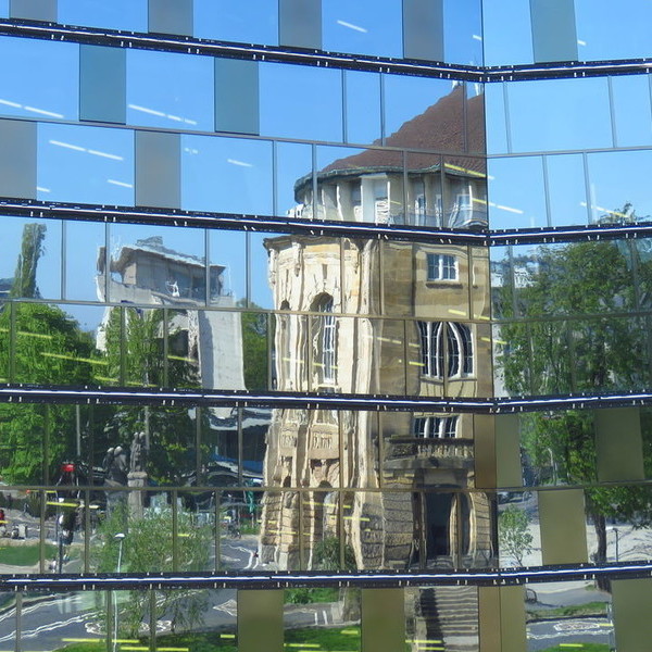 Stadttheater Freiburg spiegelt sich in der UB-Fassade