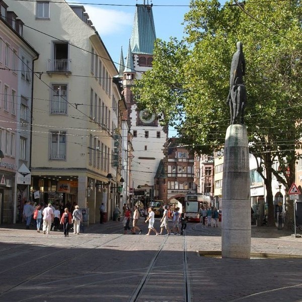 KaJo in Freiburg mit Blick zum Martinstor